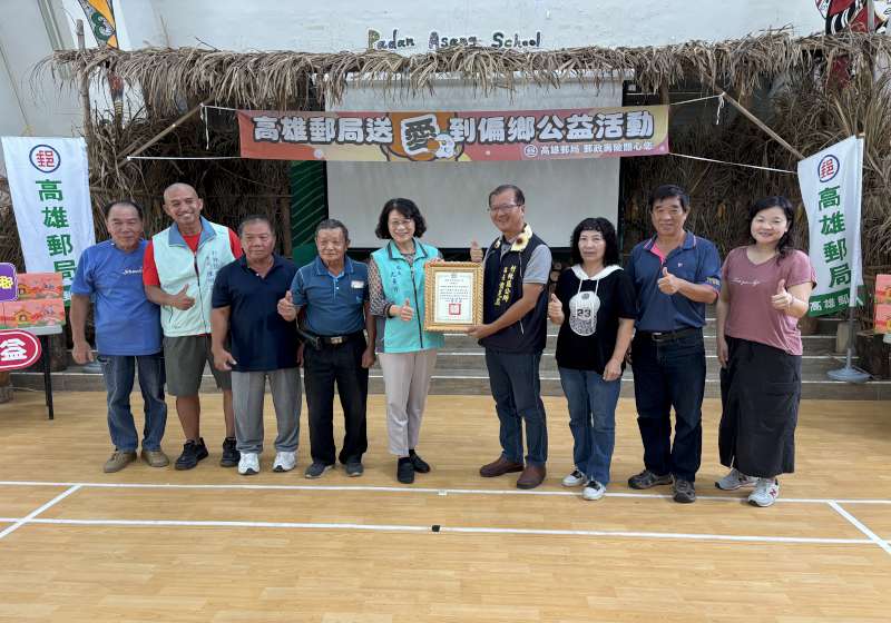 高雄郵局認助喜憨兒基金會中秋月餅 轉贈杉林區巴楠花部落國民中小學等校