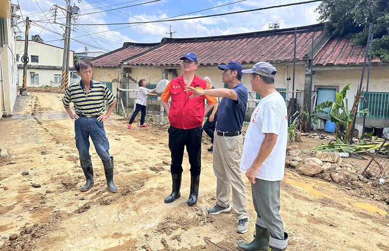 強颱凱米致高市多處淹水 市府兵分多路訪視災後復原指示區公所加速清運垃圾