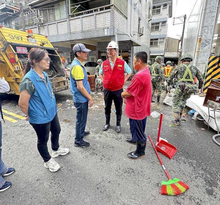 強颱凱米致高市多處淹水 市府兵分多路訪視災後復原指示區公所加速清運垃圾