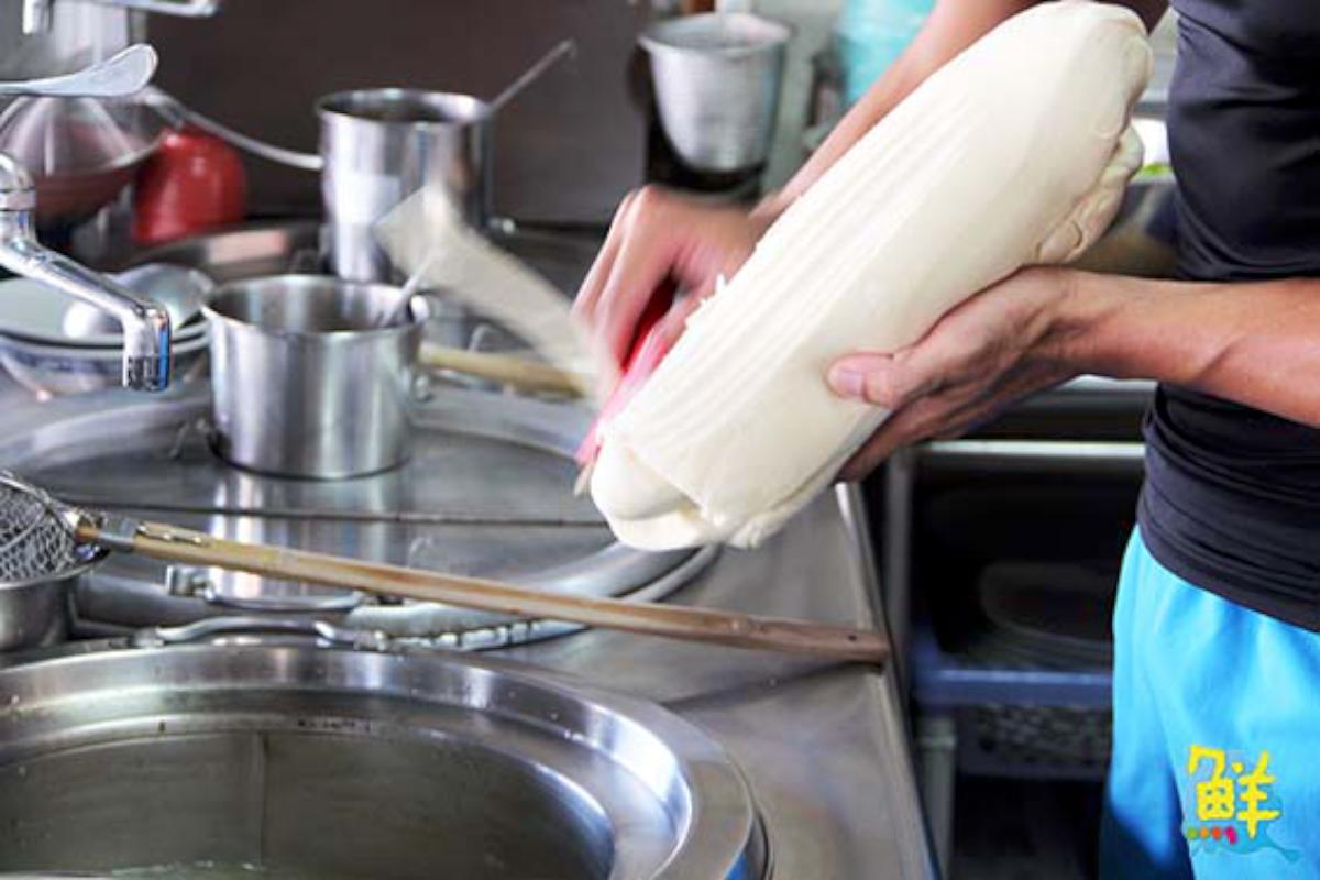 一碗手作現削 麵食好手藝 「高雄第一家刀削麵」 快刀手真功夫! 內行老饕必吃 上班族口袋美食