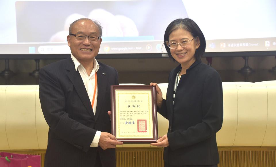 台北市進出口商業同業公會訪高雄關 了解通關業務觀摩驗貨緝毒儀檢作業