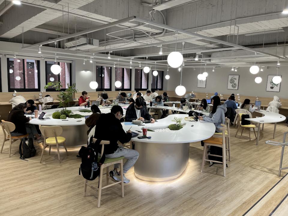 中山大學圖資大樓「書香町」完成整建重開幕 同步啟用24小時智慧還書系統