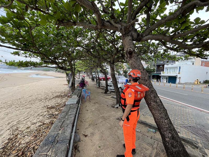 海巡署南部分署第八巡防區第六岸巡隊動員人車 勸離48名遠離海邊防颱