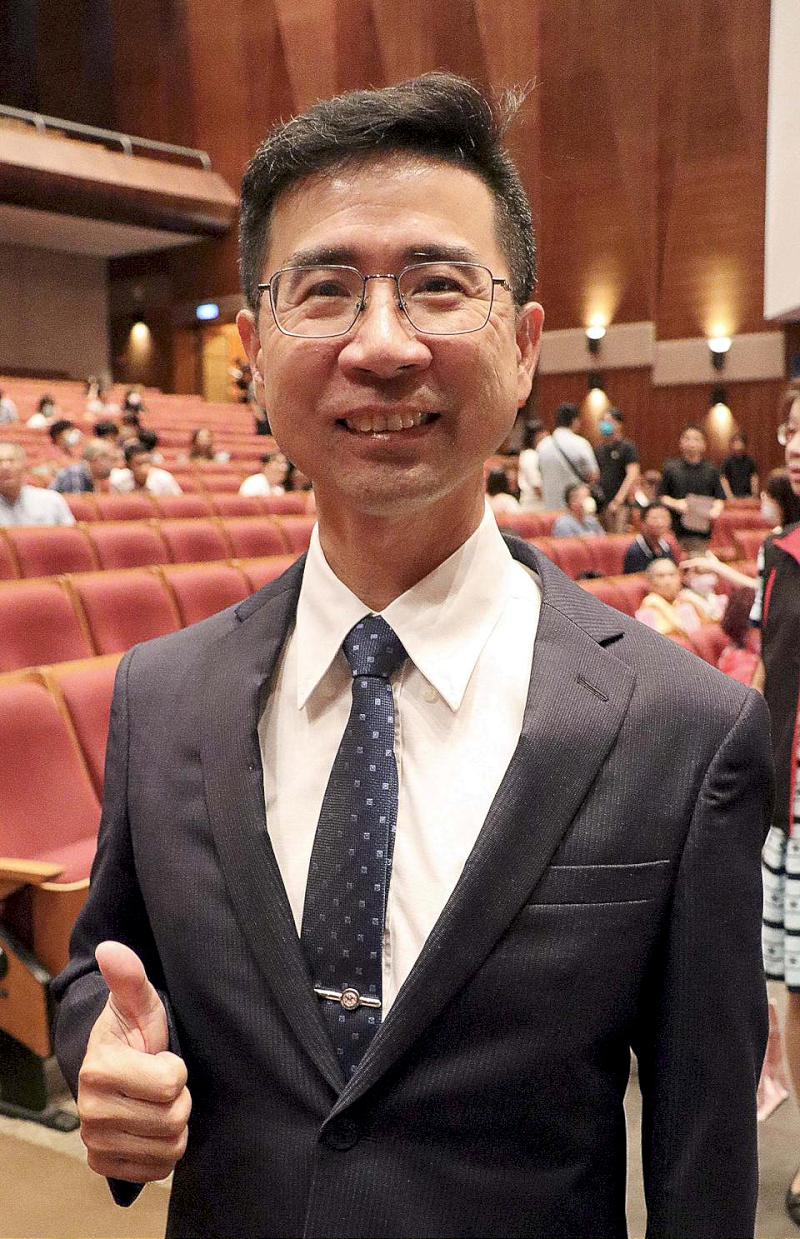 高市湖內區明宗國小黃俊傑轉掌左營區屏山國小 6年任內率隊力促鄉托升格附幼滿招