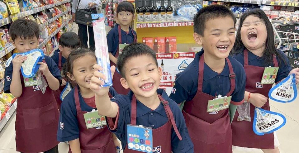 高市湖內區明宗國小黃俊傑轉掌左營區屏山國小 6年任內率隊力促鄉托升格附幼滿招