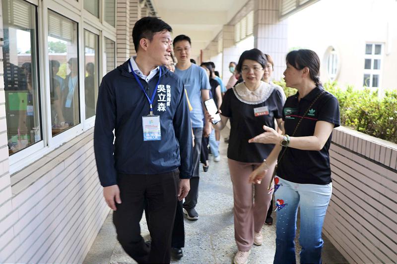 114年國中教育會考高雄考區首日681人缺考 教局長吳立森訪視岡山高中試場