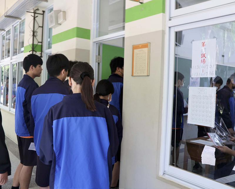 114年國中教育會考高雄考區首日681人缺考 教局長吳立森訪視岡山高中試場