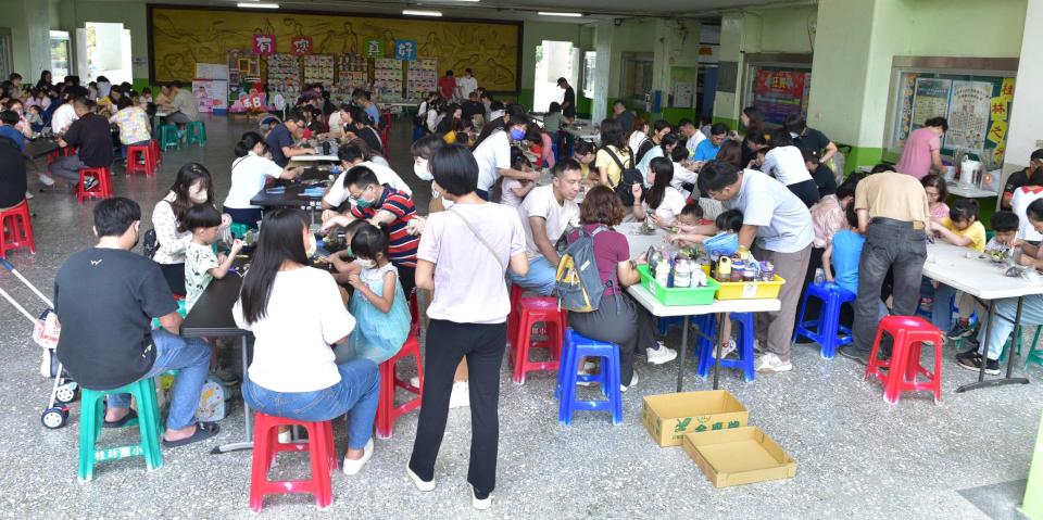 桂林國小幼兒園邀專家教作親師生微型玻璃花園 提前歡度母親節