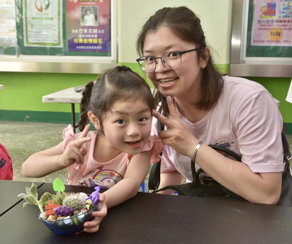 桂林國小幼兒園邀專家教作親師生微型玻璃花園 提前歡度母親節