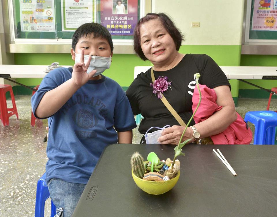 桂林國小幼兒園邀專家教作親師生微型玻璃花園 提前歡度母親節