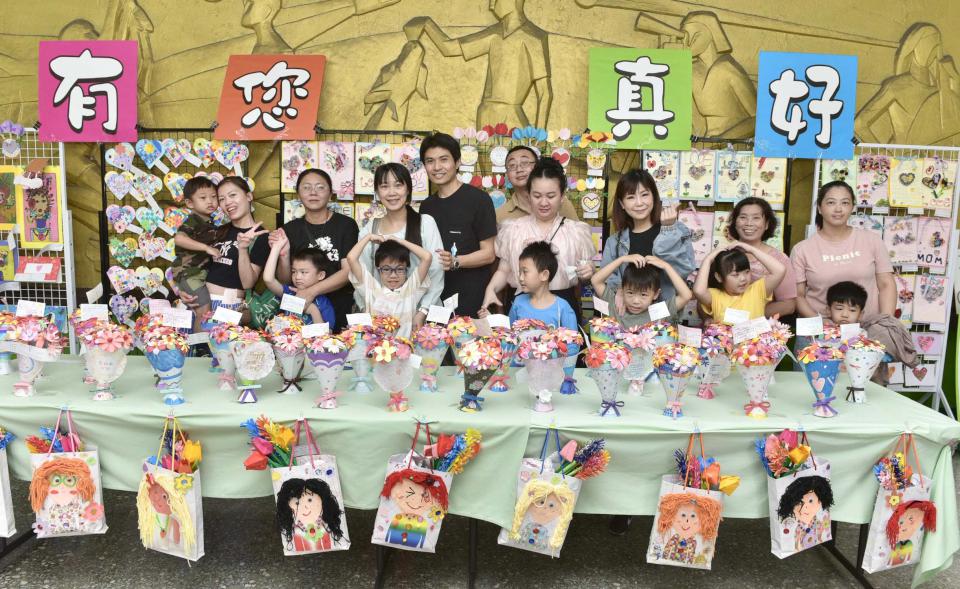 桂林國小幼兒園邀專家教作親師生微型玻璃花園 提前歡度母親節