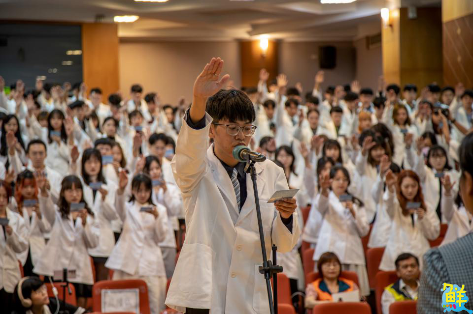 嘉藥藥師授袍典禮 為未來披上責任與專業的白袍