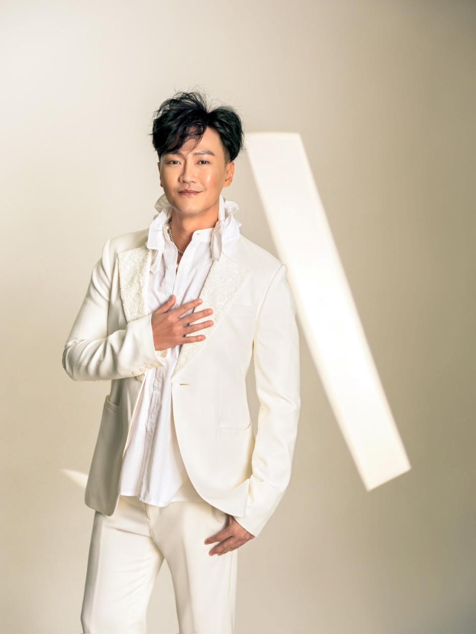 【第300期】演歌主持三棲林俊逸現身高雄PUB音樂餐廳 參與專場演唱會獻唱經典組曲饗樂樂迷