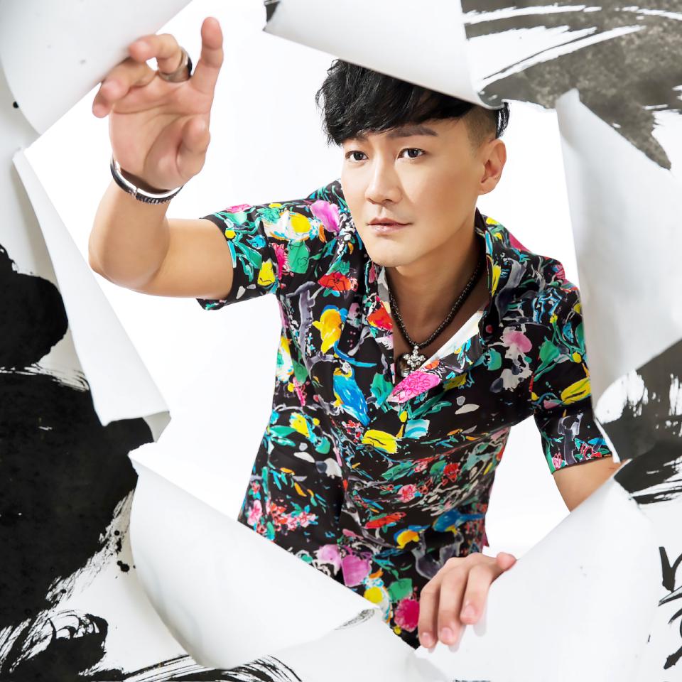 【第300期】演歌主持三棲林俊逸現身高雄PUB音樂餐廳 參與專場演唱會獻唱經典組曲饗樂樂迷