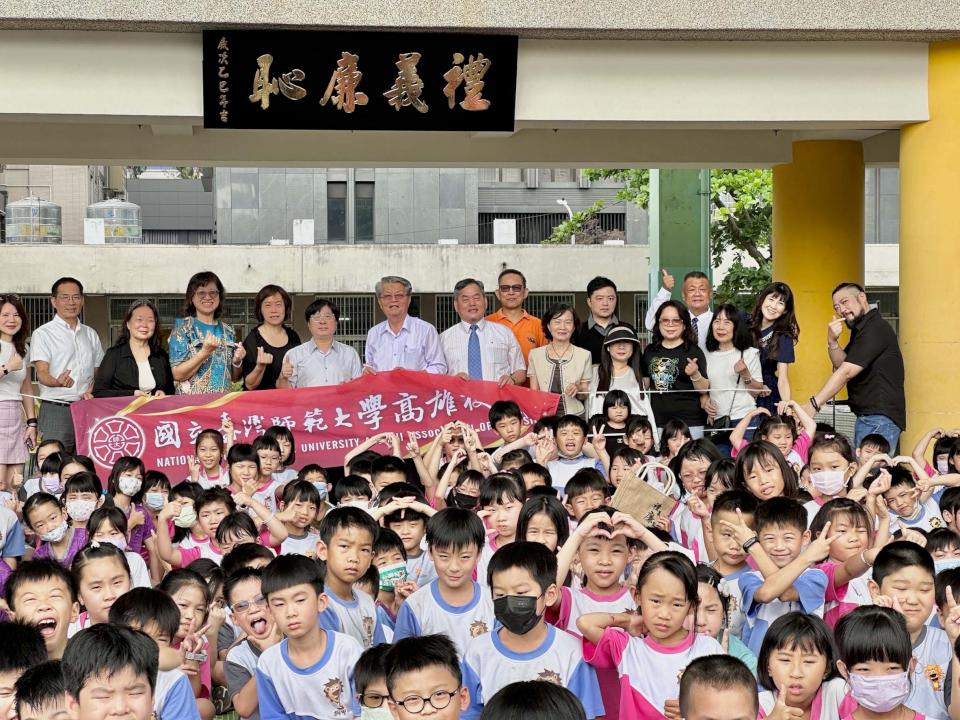 台師大高雄校友會推廣禮義廉恥教育 首面牌匾掛牌獅甲國小啟用