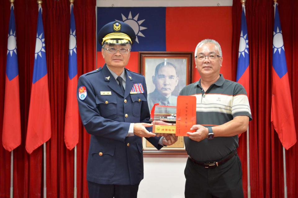 高雄港務警察總隊贈同仁連鎖超市禮券 慰勉執勤辛勞提前歡慶警察節