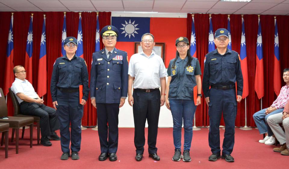高雄港務警察總隊贈同仁連鎖超市禮券 慰勉執勤辛勞提前歡慶警察節