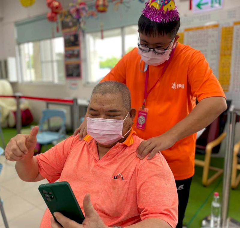 伊甸基金會五餅二魚小作所20名障友前進大寮 按摩舒壓陪伴社區長者提前慶重陽節