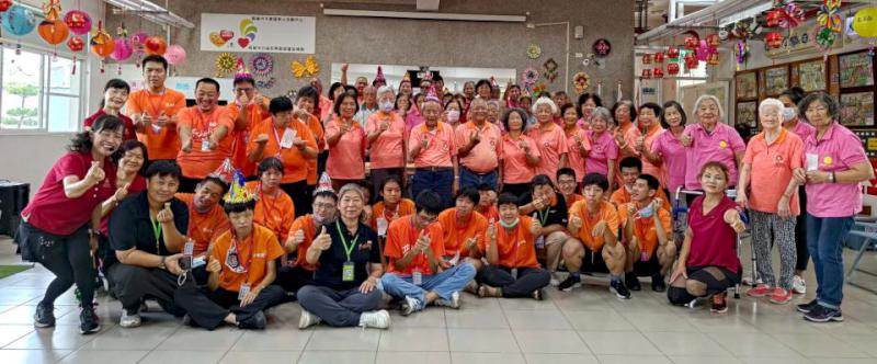伊甸基金會五餅二魚小作所20名障友前進大寮 按摩舒壓陪伴社區長者提前慶重陽節