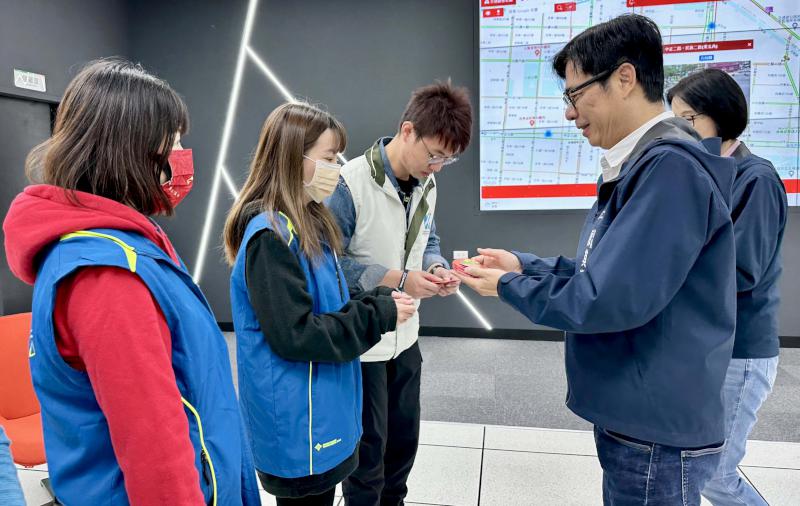 陳其邁關心春節疏運作業感謝執勤人員堅守崗位 責成交通局加強監控幹道景點車流