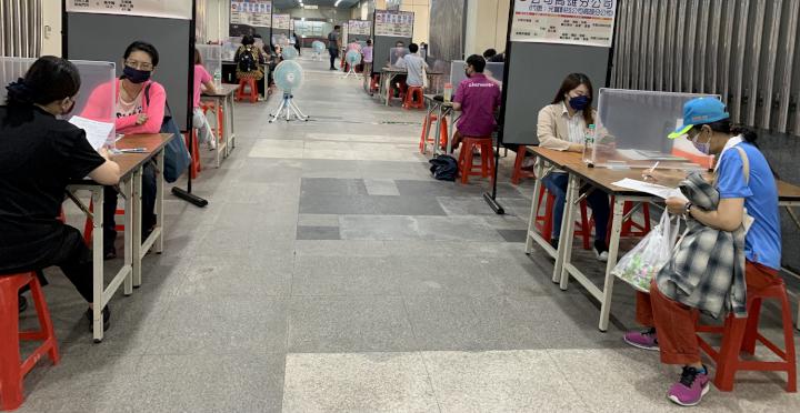 勞工局前進高捷技擊館站現場徵才 21家企業招募逾1150名新血