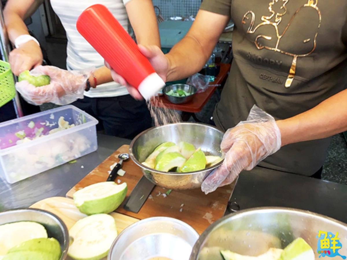 中秋大啖美食均衡一下 就靠冠軍水果「那個甘草芭樂」 熱河商圈學生、上班族人手一袋 新鮮酸甜滋味讓人欲罷不能