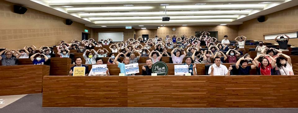 政院南服中心攜手國海院推「親近愛海・與海共舞」講座 體驗彩繪浮標樂趣