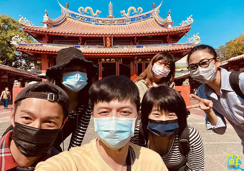 洪小鈴劇組於疫情升溫前殺青 搶扮歌仔戲小生意外吸睛