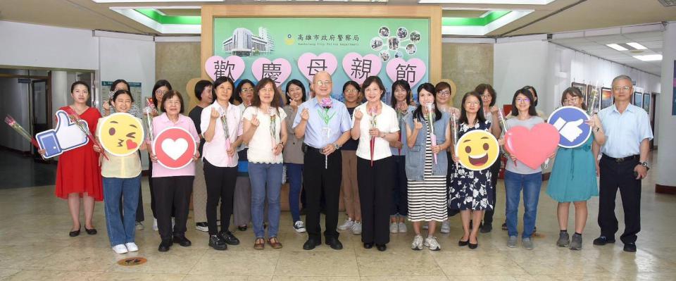 高市警局贈升格人母女性員警康乃馨花束 提前賀母親節
