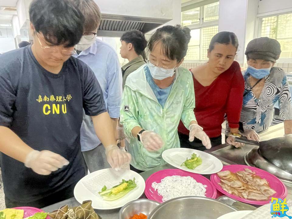 文化交流慶端午!嘉藥越南生與西港長輩包粽過端午