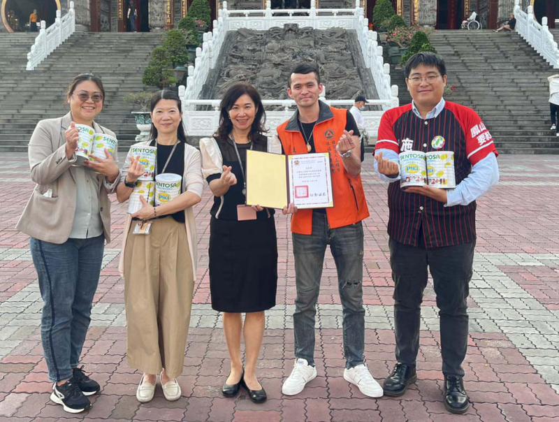 高市社福慈總捐贈奶粉 嘉惠小港醫院娜麓灣文健站原民長者