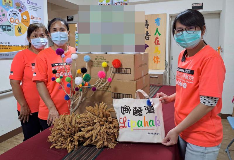 高市社福慈總捐贈奶粉 嘉惠小港醫院娜麓灣文健站原民長者