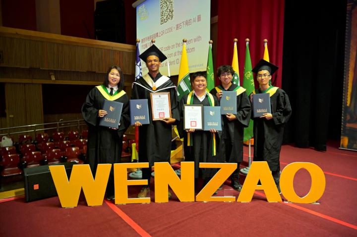 文藻外大113學年度畢典三場接力 21國1400生歡喜離校