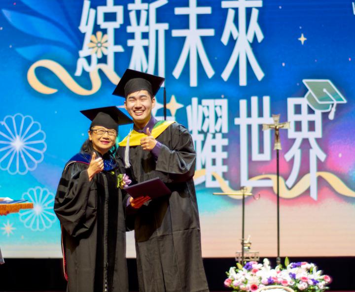 文藻外大113學年度畢典三場接力 21國1400生歡喜離校