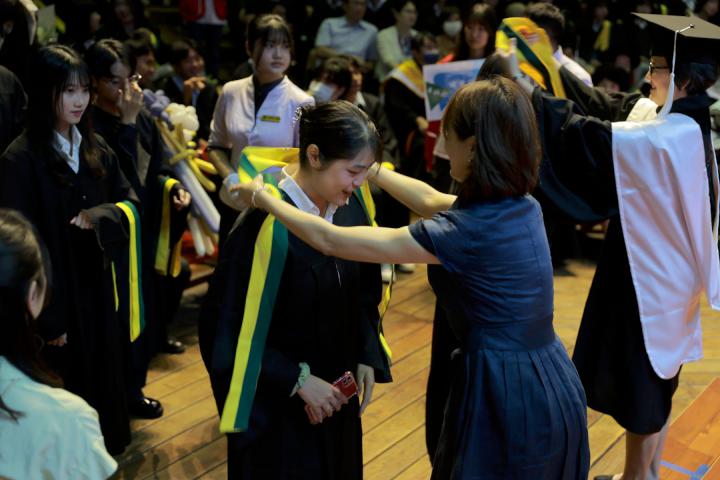 文藻外大113學年度畢典三場接力 21國1400生歡喜離校