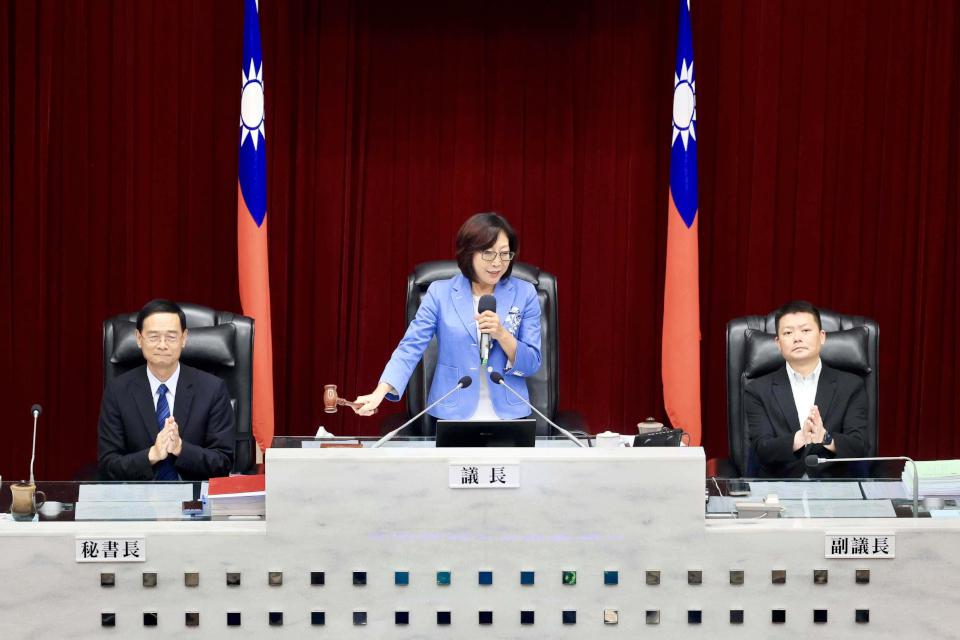高市議會第4屆第5次定期大會閉幕 陳其邁率隊鞠躬感謝議會協助民代監督