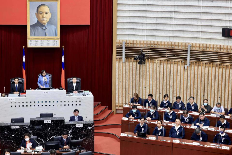 高市議會第4屆第5次定期大會閉幕 陳其邁率隊鞠躬感謝議會協助民代監督