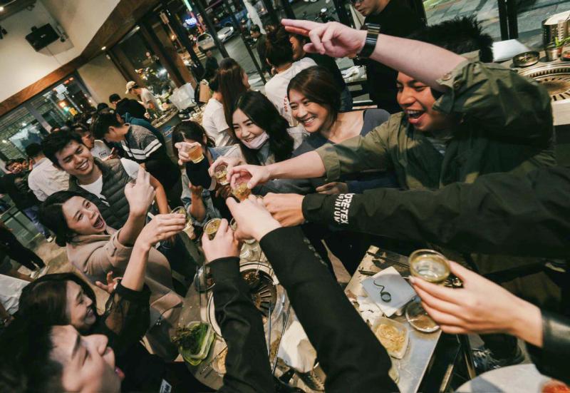 韓國知名烤肉品牌進駐台鋁新村站著吃市集快閃 招牌拚酒遊戲等你挑戰