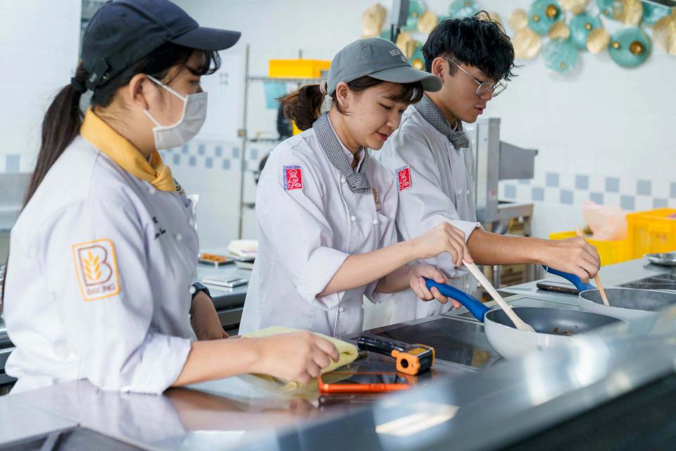 百年餅店9月21日續邀胖叔叔現身高市兒美館說中秋 推廣漢餅教育獲雜誌企業永續獎