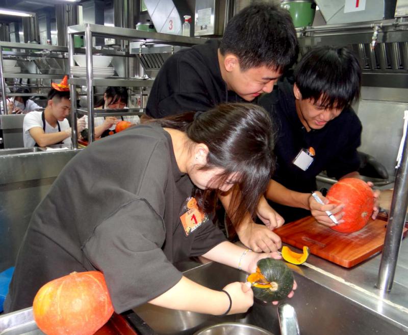 正修科大餐管系首辦全國創意萬聖節蔬果雕賽 8校62生競技興華中學奪冠