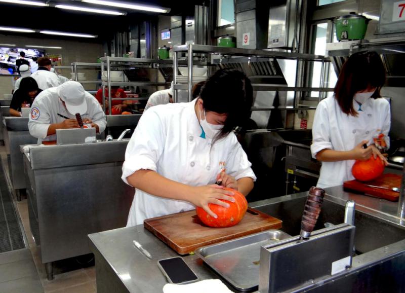 正修科大餐管系首辦全國創意萬聖節蔬果雕賽 8校62生競技興華中學奪冠