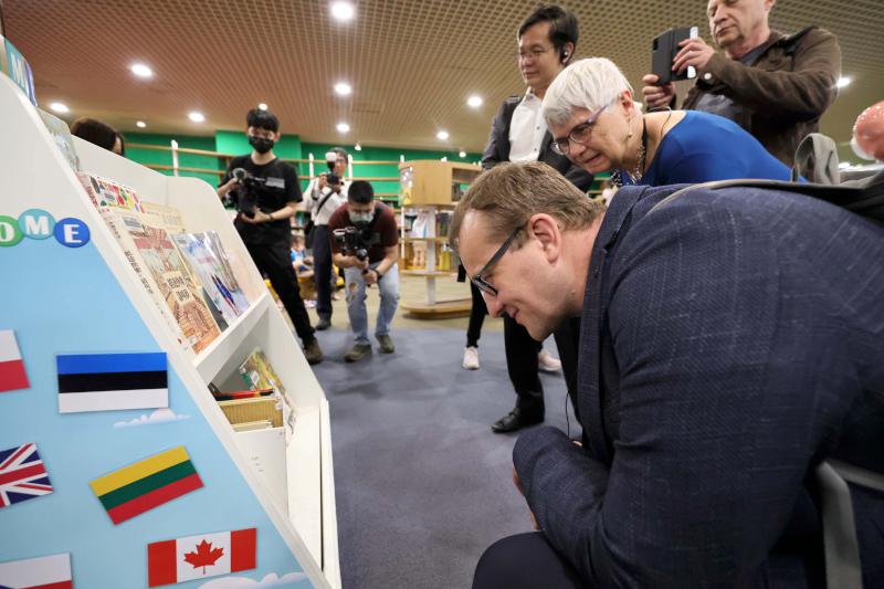 國圖館長曾淑賢領軍7國圖主官訪高市圖總館 陳其邁盼加強實質互動貼近世界