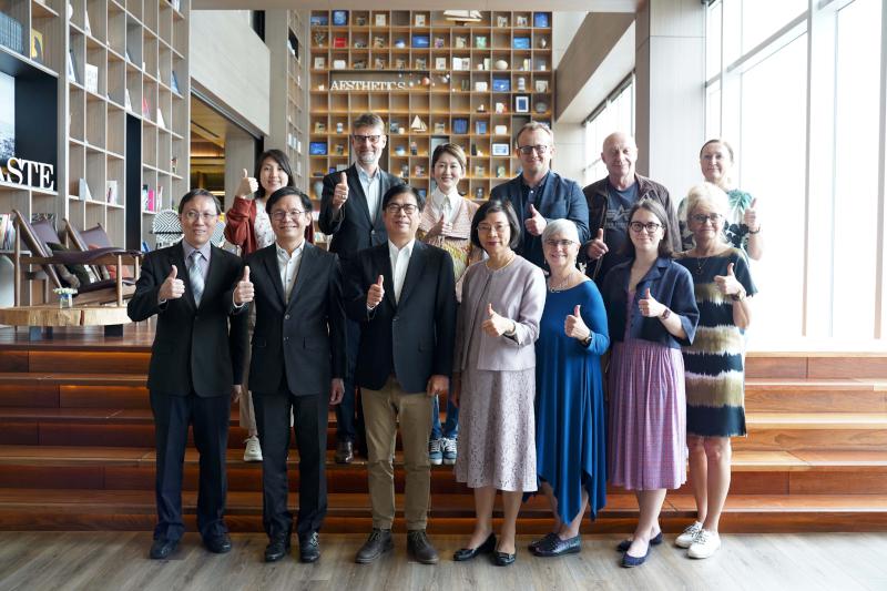 國圖館長曾淑賢領軍7國圖主官訪高市圖總館 陳其邁盼加強實質互動貼近世界