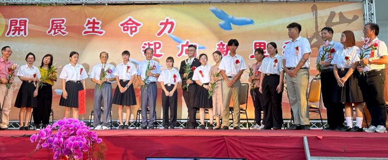 中山工商建教僑生專班674生歡喜離校 聯手考取637張乙丙級證照