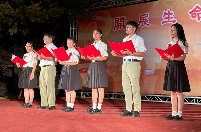 中山工商建教僑生專班674生歡喜離校 聯手考取637張乙丙級證照