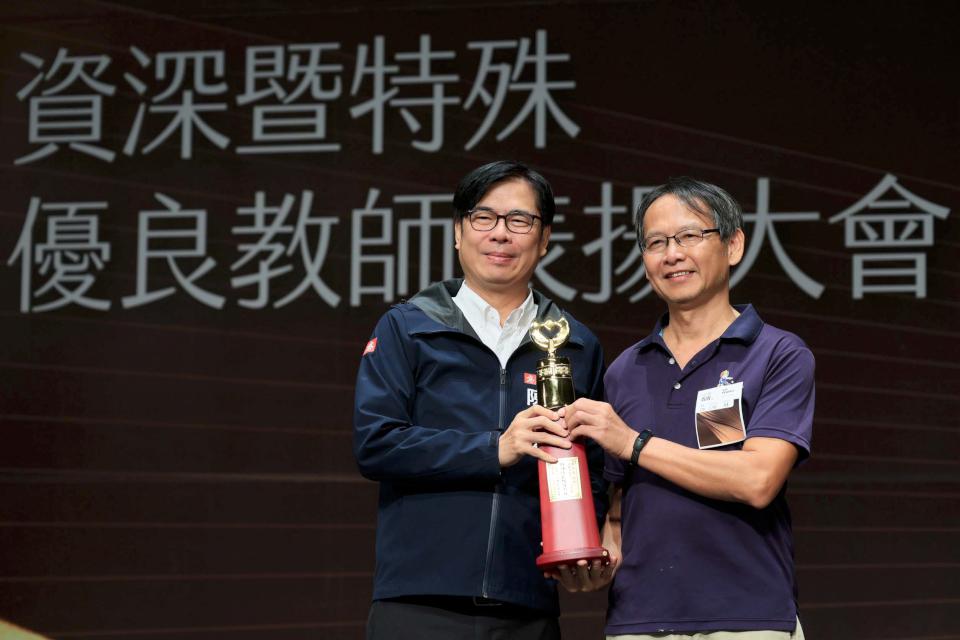 高市教育局前進社教館表揚1987名資深特優教師 陳其邁嘉勉感謝獲獎人員辛勞