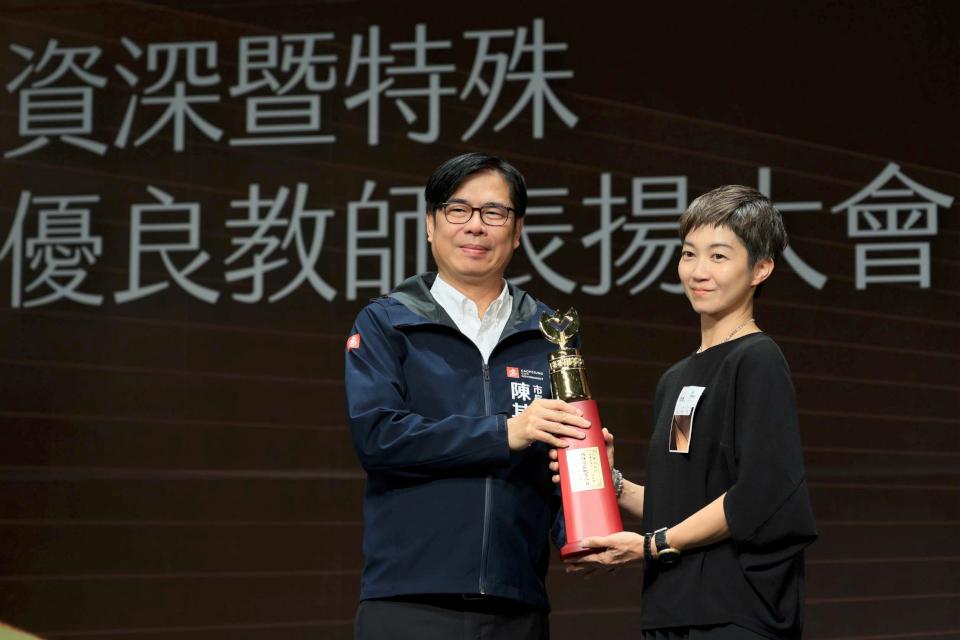 高市教育局前進社教館表揚1987名資深特優教師 陳其邁嘉勉感謝獲獎人員辛勞