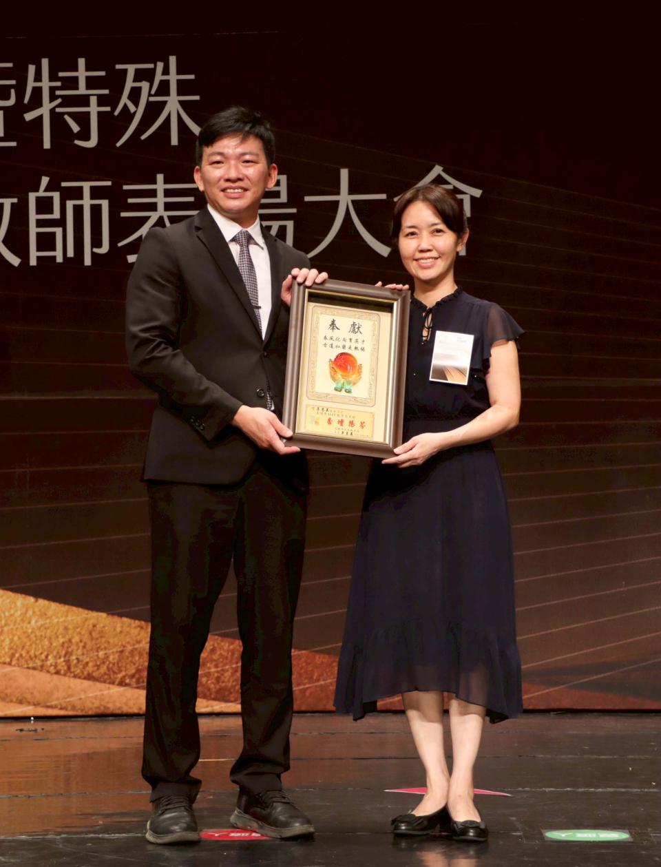 高市教育局前進社教館表揚1987名資深特優教師 陳其邁嘉勉感謝獲獎人員辛勞