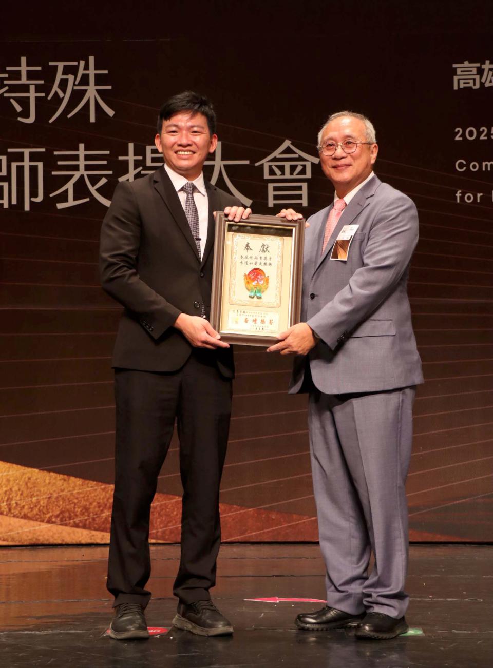 高市教育局前進社教館表揚1987名資深特優教師 陳其邁嘉勉感謝獲獎人員辛勞