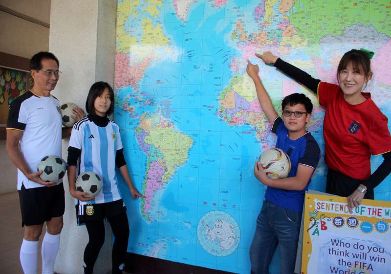 三民國小「瘋世足‧學英文」活動中外教師協同教學 學生預測冠軍球隊拿好禮